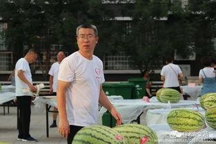 老年阿姨吃瓜现场,老年阿姨的欢乐吃瓜现场