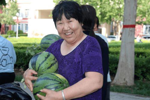 老年阿姨吃瓜现场,老年阿姨的欢乐吃瓜现场
