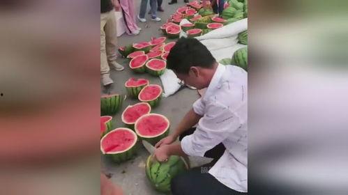 老年阿姨吃瓜现场,老年阿姨的欢乐吃瓜现场