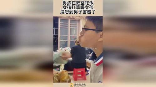 女孩喂男孩吃瓜,女孩喂男孩吃瓜，温馨瞬间定格