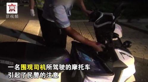 吃瓜群众骂民警