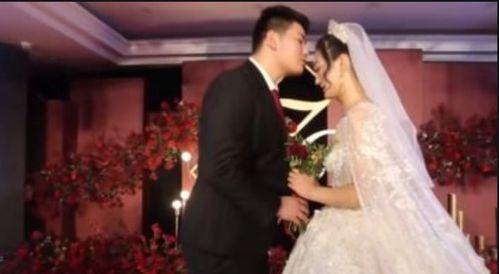吃瓜结婚儿媳,儿媳与准新郎甜蜜婚礼现场