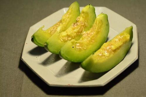 天太热了吃半个瓜,半个瓜解千愁