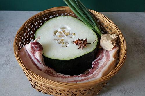 天太热了吃半个瓜,半个瓜解千愁