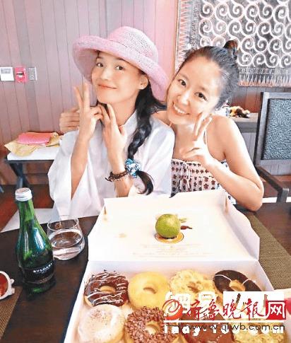 女的结婚吃瓜,吃瓜群众围观女方婚事