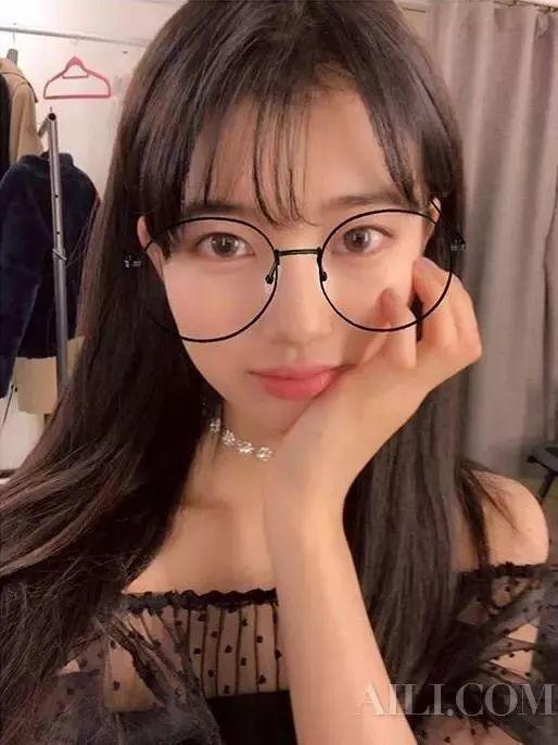 寝室吃瓜眼镜妹