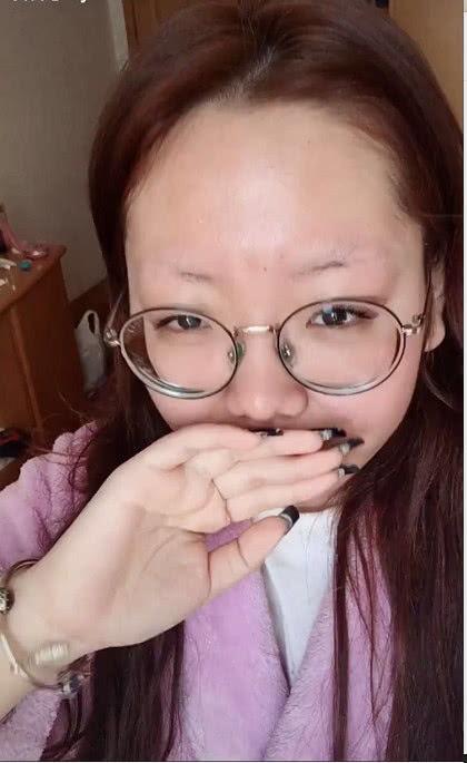 寝室吃瓜眼镜妹