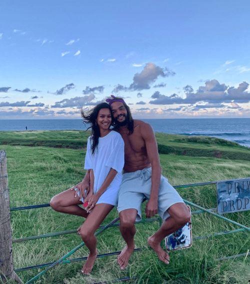 美女在湖边吃瓜,夏日风情尽收眼底