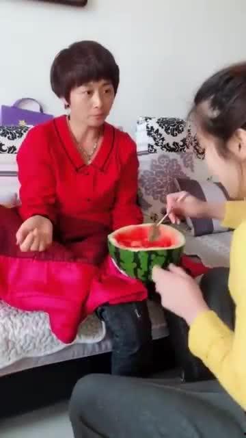 媳妇带孩子吃瓜,亲子吃瓜之旅