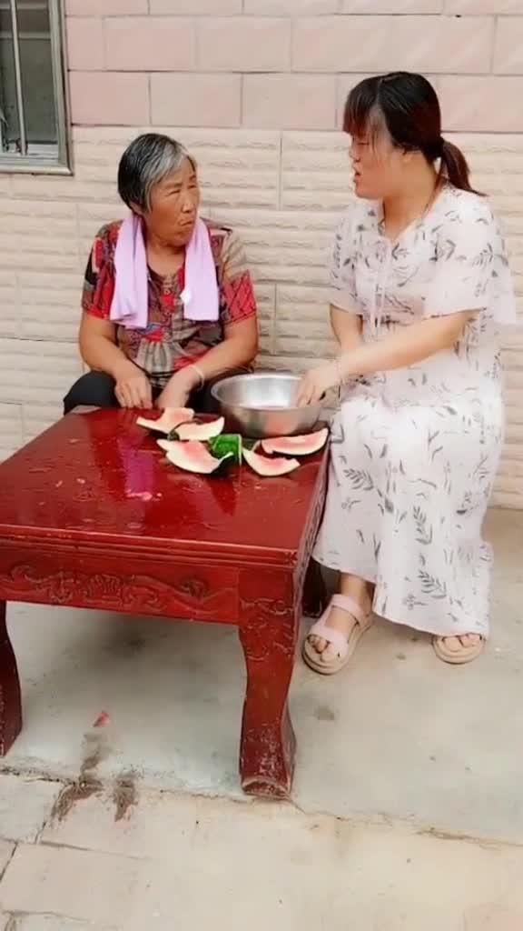 媳妇带孩子吃瓜,亲子吃瓜之旅