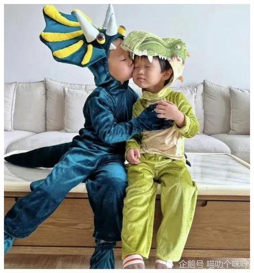 姐弟头像吃瓜图片可爱,姐弟俩可爱互动引网友热议