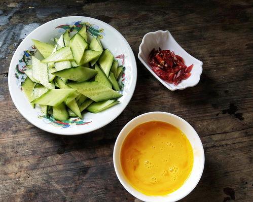 小孩吃瓜说好吃,小宝贝品尝西瓜赞不绝口