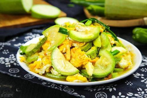 秋吃瓜,瓜果飘香，尽享丰收美味